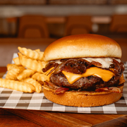 Burgers: COLBY BACON - Burgers (Ingredientes: Pão Brioche, Burger Angus 160g, Queijo Colby Natural, Fatia de Bacon, Cebola Caramelizada,  Maionese Da Casa, Acompanha Fritas)