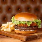 Burgers: ORIGINAL - Burgers (Ingredientes: Pão Brioche, Burger Angus 160g, Catupiry Original Empanado, Fatia Queijo Cheddar Natural, Mini Alface,  Maionese Da Casa, Acompanha Fritas)