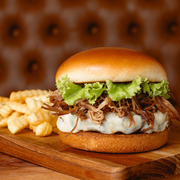 Burgers: COSTELA MONTEREY - Burgers (Ingredientes: Pão Brioche, Burger Angus 160g, Costela Defumada Angus, Queijo Monterey Natural, Mini Alface,  Picles,  Maionese Da Casa, Acompanha Fritas)
