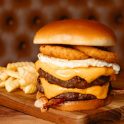 Burgers: SUBLIME - Burgers (Ingredientes: Pão Brioche,  2 Burgers Angus 160g, Fatia Queijo Cheddar Natural, Ovo Frito,  Onion Rings, Fatia de Bacon,  Maionese Da Casa, Acompanha Fritas)