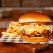 Burgers: MONTEREY CHICKEN+BATATA CRINKLE - Burgers (Ingredientes: Burger De Frango 160g, Maionese Da Casa, Acompanha Fritas, Fatia de Bacon, Mini Alface, Pão Brioche, Queijo Monterey Natural, Tomate)