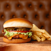 Burgers: VEGGIE BURGER DO FUTURO - Burgers (Ingredientes: Pão Brioche,  Burger Plant Based 115g,  Peito Peru Plant Based, Fatia Queijo Cheddar Natural, Mini Alface, Tomate.,  Picles,  Maionese Da Casa, Acompanha Fritas)
