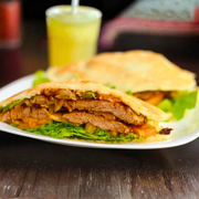 Beirute: Carne Seca da Casa - Beirute (Ingredientes: Alface, Carne Seca, Cebola Roxa, Molho da Casa, Molho Verde, Mussarela, Presunto, Queijo Coalho, Tomate)
