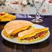 Beirute: Costela 1 - Beirute (Ingredientes: Alface, Catupiry Original, Costela, Molho da Casa, Molho Verde, Mussarela, Presunto, Tomate)