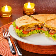 Beirute: Costela - Beirute (Ingredientes: Alface, Cebola Roxa, Costela, Creem Cheese, Molho da Casa, Molho Verde, Mussarela, Presunto, Tomate)