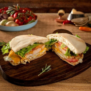 Beirute: Frango com Catupiry - Beirute (Ingredientes: Alface, Frango, Molho da Casa, Molho Verde, Mussarela, Presunto, Requeijao, Tomate)