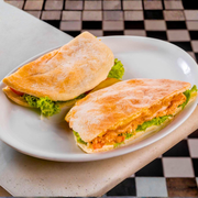 Beirute: Frango Com Catupiry Original - Beirute (Ingredientes: Alface, Catupiry Original, Frango, Molho da Casa, Molho Verde, Mussarela, Presunto, Tomate)