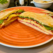 Beirute: Peito de Peru - Beirute (Ingredientes: Alface, Bacon, Molho da Casa, Molho Verde, Mussarela, Peito de Peru, Tomate)