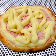 Esfiha: Peito de Peru - Fatias de peito de peru com queijo, opção leve e saborosa.