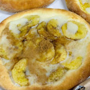 Esfiha: Banana - Esfiha de Banana fatiada e docinha.