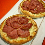 Esfiha: Calabresa c/ Mussareala - Esfiha de Calabresa com Mussarela derretida