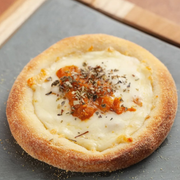 Esfiha: Italianinha - Mussarela derretida, molho de tomate saboroso e um toque de parmesão