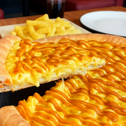 Doces: PAVÊ DE ABACAXI - Pizza Grande (Ingredientes: Chocolate Branco, Coco em Flocos, CUBOS DE ABACAXI, Massa artesanal)