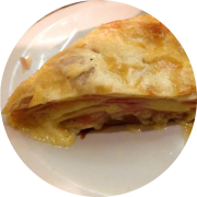 Calzone: Bauru - Calzone Médio (Ingredientes: Catupiry, Mussarela, Parmesão, Presunto, Tomate)