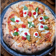 Pizzas Autorais: Levezza Fit (Ass. Nutri Larissa Rafaela) - Pizza Grande (Ingredientes: Molho Pelati, Frango Desfiado, Creme de Ricota, Tomate Fitado, Pimenta biquinho, Mussarela de Búfala)