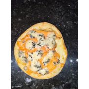 Esfihas Especiais: Salmão ao Gorgonzola - Esfiha (Ingredientes: Gorgonzola, Mussarela, Salmão Defumado)