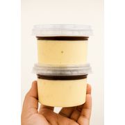 DOCES CASEIRO: MOUSSE DE MARACUJÁ COM GANACHE - Nossa mousse de maracujá oferece uma experiência leve e aerada, com o toque cítrico e vibrante da polpa da fruta. Por cima, uma generosa e aveludada camada de ganache de chocolate, que pode ser ao leite ou meio amargo.