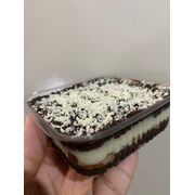DOCES CASEIRO: PAVÊ - É um doce gelado e cremoso, montado em camadas que alternam entre biscoitos umedecidos e cremes aveludados, criando uma harmonia de texturas.