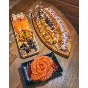 COMBOS: Combo Família - 80 peças10 Sashimi Salmão05 Niguiri Skin05 Niguiri Salmão05 Gunkan tataki salmão05 Gunkan gongorzola10 Uramaki filadélfia10 Uramaki Salad c/crisps de alho poró05 Tokai05 Hossomaki Salmão10 Hot Fila com crisps de couve10 Hot Fila do cheff