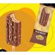 SORVETERIA: PICOLÉ PÉ DE MOLEQUE - É um picolé que recria o sabor tradicional do doce brasileiro de amendoim com rapadura, oferecendo uma experiência nordestina e crocante, Um picolé com o sabor e a cara do Nordeste.