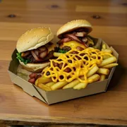 COMBO BURGUER TRADICIONAL: COMBO A DOIS - 2 LANCHES (Ingredientes: 02 HAMBURGUERES, 02 PITCHULINHAS(ALEATÓRIAS), 400GR DE BATATA, CALABRESA EM CUBOS FRITA, CHEDDAR CREMOSO)