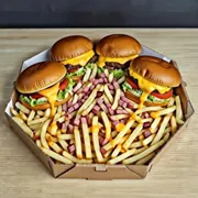 COMBO BURGUER TRADICIONAL: COMBO FAMÍLIA - 4 LANCHES (Ingredientes: 04 HAMBURGUERES, 500GR DE BATATA, BACON EM CUBOS FRITOS, CALABRESA EM CUBOS FRITA, CHEDDAR CREMOSO, 01 REFRI DE 1,5L)