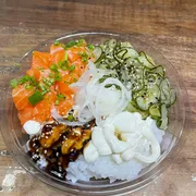 SUSHI: Poke - Poke composto por: Arroz de sushi, salmão em cubos, Cream cheese, sunomono, tarê, cebola, gergilim e cebolinha.
