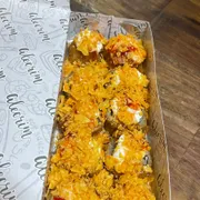 HOT: HOT FILA PICANTE - 10 UNIDADES DO DELICIOSO E CROCANTE HOT ROLL DE SALMÃO E CREAM CHEESE COM COBERTURA DE CREAM CHEESE, GELEÉIA DE PIMENTA E DORITOS