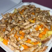 Porções: Batata Frita c/ Filé de Frango - Pequeno (Ingredientes: Batata Frita (c/ Sal), Catupiry, Cheddar, Filé de Frango)