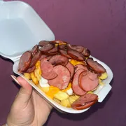 Porções: Batata Frita c/ Calabresa - Pequeno (Ingredientes: Batata Frita (c/ Sal), Calabresa, Catupiry, Cheddar)