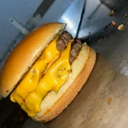Lanches Especiais/Artesanais: Cheddar Duplo - Lanches Especiais/Artesanais (Ingredientes: 2 Hambúrguer Artesanal 150G, Molho Cheddar Artesanal, Pão de Brioche)