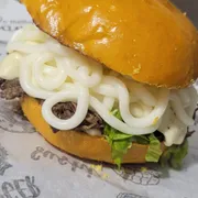 Sanduíche: X-Carne do Sol Requeijão - Bola (Ingredientes: Alface, Carne de Sol, Queijo, Requeijão)