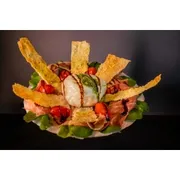 ENTRADAS: Burrata - ENTRADAS (Ingredientes: Burrata, crostini, Parma, rúcula, tomate cereja)