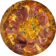 Tradicionais: 4 formaggi al parma - Pizza Grande (Ingredientes: Catupiry, Gorgonzola, Molho da Casa Com Tomates Pelados, Muçarela, Parma, Parmesão)