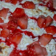 Doces: Sedução - Pizza Grande (Ingredientes: Chocolate Branco, Morango, Calda de Morango)
