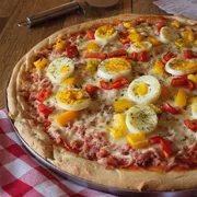 Tradicionais: Portuguesa - Pizza Grande (Ingredientes: Molho de Tomate,  Muçarela,  Presunto,  Ovos cozidos,  Milho,  Ervilha,  Cebola,  Azeitona,  Orégano)