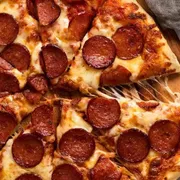 Tradicionais: Calabresa - Pizza Grande (Ingredientes: Molho de Tomate,  Muçarela,  Calabresa,  Cebola,  Azeitona,  Orégano)