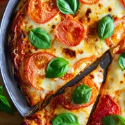 Tradicionais: Marguerita - Pizza Grande (Ingredientes: Molho de Tomate,  Muçarela,  Tomate fresco,  Manjericão,  Azeitona)