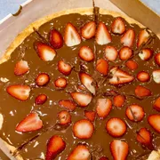 Doces: Doce Morango - Pequena (Ingredientes: Ganache de chocolate,  Morango)