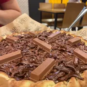 Doces: Kit Kat - Pequena (Ingredientes: Ganache de chocolate,  Kit Kat ao leite,  Kit Kat branco)