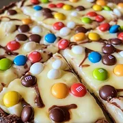 Doces: M&M com Chocolate Branco - Pequena (Ingredientes: Recheio de chocolate branco,  M&M)