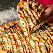 Especiais: temaki - Pizza Grande (Ingredientes: Cebola no Shoyu, Mussarela, Cream Cheese, Molho Tarê, Gergelim, Azeitona, Orégano, Atum)