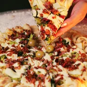 Tradicionais: Brócolis 02 - Pizza Grande (Ingredientes: Alho Frito, Azeitona, Brócolis, Catupiry, Orégano, Bacon, Mussarela)