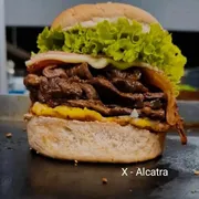 Lanches: X Alcatra - Lanche (Ingredientes: Alcatra bem temperadinha e suculenta, Alface, catupiry, Muçarela, Ovo, Pão, Presunto)