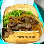 Lanches: X Alcatra Acebolada - Lanche (Ingredientes: Alcatra bem temperadinha e suculenta, Alface, catupiry, Cebola chapeada, Muçarela, Ovo, Pão, Presunto)