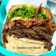 Lanches: X Alcatra com Bacon - Lanche (Ingredientes: Alcatra bem temperadinha e suculenta, Alface, Bacon, catupiry, Muçarela, Ovo, Pão, Presunto)