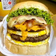 Lanches: Chipotle bacon - Lanche (Ingredientes: Alface, Bacon, catupiry, Dois Hamburguers bovino caseiro, Dois Ovos, Molho Chipotle Smoked, Muçarela, Pão, Presunto)