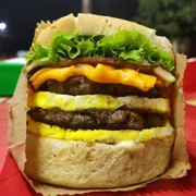 Lanches: Cheddar Bacon - Lanche (Ingredientes: Alface, Bacon, catupiry, Cheddar fatiado derretido na chapa, Dois Hamburguers bovino caseiro, Dois Ovos, Muçarela, Pão, Presunto)