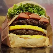 Lanches: Bombado - Lanche (Ingredientes: Alface, catupiry, Dois Hamburguers bovino caseiro, Dois Ovos, Muçarela, Pão, Presunto, Salsicha)