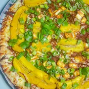 Pizzas Especiais: Nordestina - Pizza Grande (Ingredientes: Banana da Terra Flambada, Carne Seca, cebolinha, Cubos de Queijo Coalho, Molho Branco Artesanal, Mussarela)